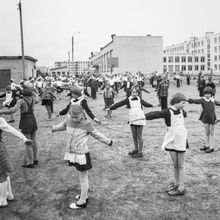 утренняя зарядка в школьном дворе, летний школьный лагерь | Школа. 1979 г., г.Северодвинск. Фото #C790.