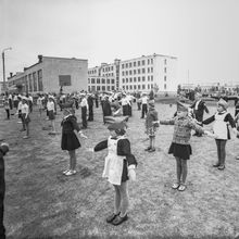 утренняя зарядка в школьном дворе | Школа. 1979 г., г.Северодвинск. Фото #C791.