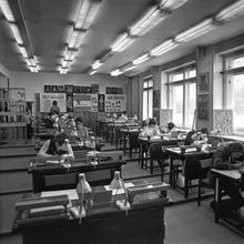 В классе художников-оформителей учебно-производственного комбината | Школа. 1979 г., г.Северодвинск. Фото #C802.