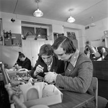 В классе электромонтеров учебно-производственного комбината  | Школа. 1979 г., г.Северодвинск. Фото #C803.