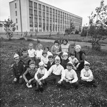 отряд школьного летнего лагеря на фоне школы | Школа. 1979 г., г.Северодвинск. Фото #C806.