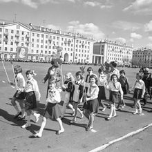 пионеры и октябрята на детско-юношеском параде (манифестации) | Школа. 1979 г., г.Северодвинск. Фото #C808.