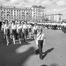 Отряд пионеров на детско-юношеском параде (манифестации) | Школа. 1979 г., г.Северодвинск. Фото #C810.