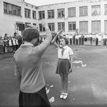 Сдача рапорта на общелагерной линейке | Школа. 1979 г., г.Северодвинск. Фото #C816.