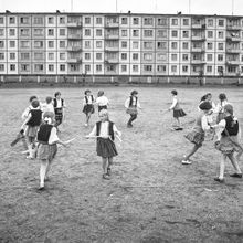 Танец девочек с лентами на уличном мероприятии в школьном лагере | Школа. 1979 г., г.Северодвинск. Фото #C817.