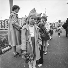Девочка в пилотке и букетом цветов на общелагерной линейке | Школа. 1979 г., г.Северодвинск. Фото #C807.