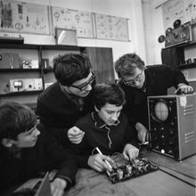 в радиотехническом кружке. Дети паяют | Школа. 1979 г., г.Северодвинск. Фото #C827.