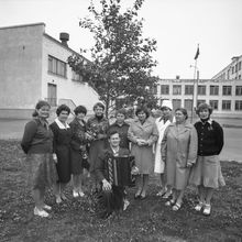 коллектив педагогов одной из школ в школьном дворе | Школа. 1979 г., г.Северодвинск. Фото #C831.