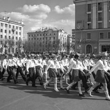 отряд пионеров на площади победы | Школа. 1979 г., г.Северодвинск. Фото #C836.