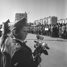 Пионер  с розами на митинге стройотрядов | Школа. 1979 г., г.Северодвинск. Фото #C829.