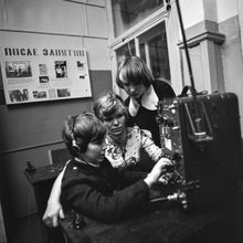 преподаватель и школьники на занятиях в радиокружке | Школа. 1979 г., г.Северодвинск. Фото #C844.