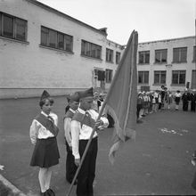 знаменная группа на линейке в школьном дворе | Школа. 1979 г., г.Северодвинск. Фото #C845.