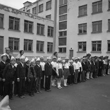 пионерский отряд на линейке в школьном дворе | Школа. 1979 г., г.Северодвинск. Фото #C846.