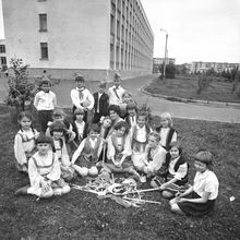 Дети в национальных костюмах в школьном дворе | Школа. 1979 г., г.Северодвинск. Фото #C847.