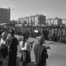 Пионеры с розами на митинге стройотрядов | Школа. 1979 г., г.Северодвинск. Фото #C840.