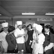 представление блюд на уроке домоводства | Школа. 1979 г., г.Северодвинск. Фото #C853.