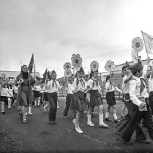 пионерский отряд с фанерными цветами на детской манифестации | Школа. 1979 г., г.Северодвинск. Фото #C854.