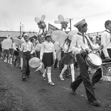 пионерский отряд с шарами на детской манифестации | Школа. 1979 г., г.Северодвинск. Фото #C855.