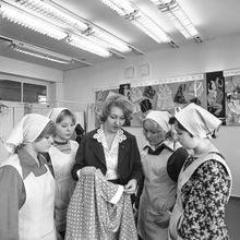 Будущие швеи с наставницей | Школа. 1979 г., г.Северодвинск. Фото #C857.