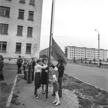 подъем флага в летнем пионерском лагере | Школа. 1979 г., г.Северодвинск. Фото #C860.