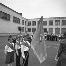 знаменная группа на линейке в школьном дворе | Школа. 1979 г., г.Северодвинск. Фото #C861.