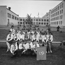 пионерский отряд во дворе одной из школ | Школа. 1979 г., г.Северодвинск. Фото #C862.