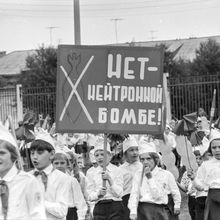 Школьный лагерь на антивоенном митинге | Школа. 1979 г., г.Северодвинск. Фото #C14134.