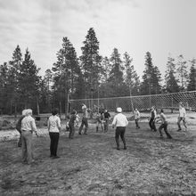 соревнование по воллейболу среди мужчин на одной из заводских баз отдыха | Спорт. 1979 г., г.Северодвинск. Фото #C874.