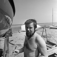 Яхтсмен северодвинского яхтклуба готовит яхту к плаванию | Спорт. 1979 г., г.Северодвинск. Фото #C875.