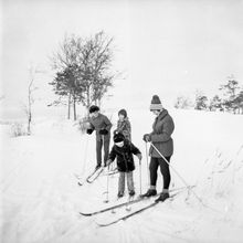 семья с детьми на лыжной прогулке | Спорт. 1979 г., г.Северодвинск. Фото #C882.