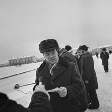 мужчина дает интервью на катке | Спорт. 1979 г., г.Северодвинск. Фото #C888.
