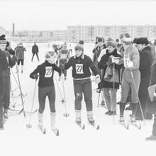 Передача эстафеты на лыжных соревнованиях | Спорт. 1979 г., г.Северодвинск. Фото #C2507.