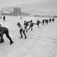 Тренировка в секции конькобежцев (катятся "гуськом") | Спорт. 1979 г., г.Северодвинск. Фото #C896.