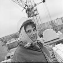 портрет женщины-строителя в платке под каской | Строительство. 1979 г., г.Северодвинск. Фото #C914.