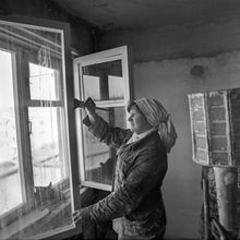 женщина-маляр красит раму | Строительство. 1979 г., г.Северодвинск. Фото #C918.