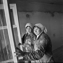 две женщины-маляры красят раму | Строительство. 1979 г., г.Северодвинск. Фото #C924.