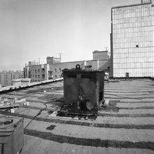 процесс покрытия крыши водонепроницаемой смесью | Строительство. 1979 г., г.Северодвинск. Фото #C927.