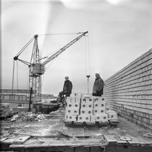 процесс кирпичной кладки | Строительство. 1979 г., г.Северодвинск. Фото #C930.