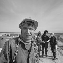 строитель в каске | Строительство. 1979 г., г.Северодвинск. Фото #C937.