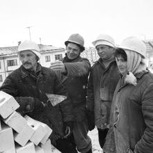 бригада строителей на объекте | Строительство. 1979 г., г.Северодвинск. Фото #C941.
