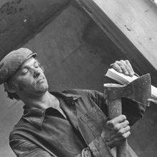 портрет мужчины с топором | Строительство. 1979 г., г.Северодвинск. Фото #C952.