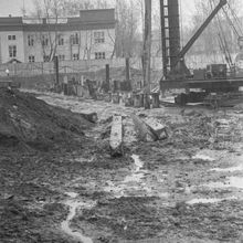 Забивка свай. На заднем плане видно часть здания управления строительства. | Строительство. 1979 г., г.Северодвинск. Фото #C955.