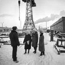 комиссия из трех женщин осматривает строительное предприятие | Строительство. 1979 г., г.Северодвинск. Фото #C945.