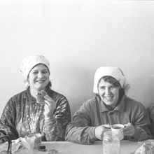 женщины-маляры за обедом | Строительство. 1979 г., г.Северодвинск. Фото #C958.