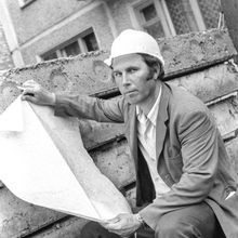 Инженер с чертежами | Строительство. 1979 г., г.Северодвинск. Фото #C2525.