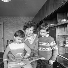 женщина-ветеран с внуками | Ветераны. 1979 г., г.Северодвинск. Фото #C965.