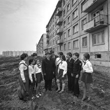 ветеран с пионерами около пятиэтажного дома | Ветераны. 1979 г., г.Северодвинск. Фото #C966.