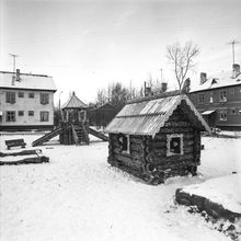 детский городок среди деревянных домов | Виды города. 1979 г., г.Северодвинск. Фото #C991.