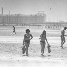 горожане гуляют по морской воде | Виды города. 1979 г., г.Северодвинск. Фото #C992.