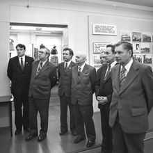 Официальные лица на экскурсии в городском музее | Власть. 1978 г., г.Северодвинск. Фото #C1003.